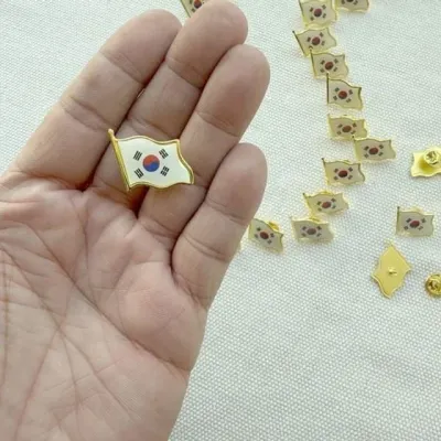 1P 휘날리는 금장 뱃지 대한민국 태극기 배찌 기념 뺏지 깃발 국기 행사 선물 골드 국경일 한국