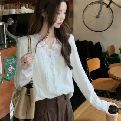 브이넥 레이스 꽈배기 니트 블라우스