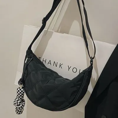숄더백 여성 블랙 퀼팅 반달 크로스