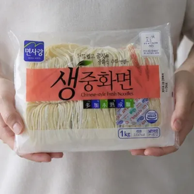 부드럽고 쫄깃한 생중화면 수타면발 1kg 6인분 중화식 면요리용