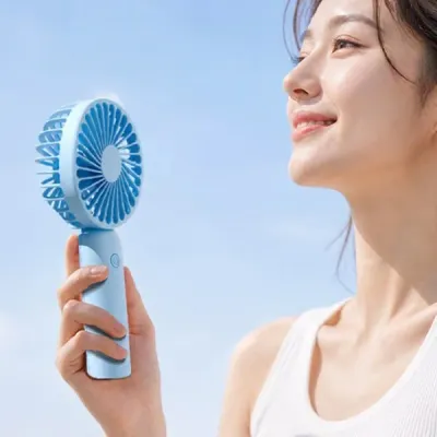 야외활동 손풍기 여름철 더위를 빠르게 식혀주면서도 휴대 부담을 줄여주는 실용적인 선풍기